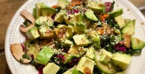 Kale, quinoa and avocado salad: good nutrition for stomach acid issues